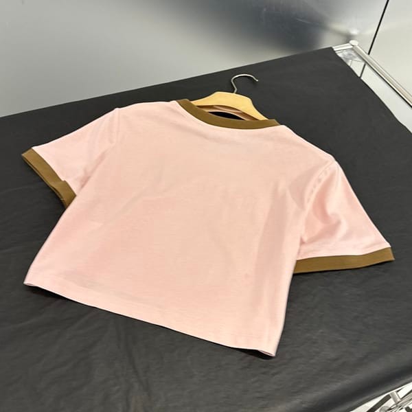 秋冬大セールミュウミュウ 偽物 ロゴ コットン クロップド Tシャツ myb36877